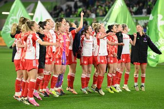 Münchens Spielerinnen feiern den Sieg in Wolfsburg. Münchens Spielerinnen feiern den Sieg in Wolfsburg.
