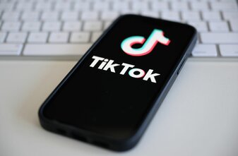 Eine große Mehrheit der Deutschen sieht die Zusammenarbeit des DFB mit der Plattform Tiktok kritisch. Eine große Mehrheit der Deutschen sieht die Zusammenarbeit des DFB mit der Plattform Tiktok kritisch.