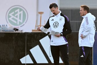 Julian Nagelsmann (r) plant für die EM fest mit Leroy Sané. Julian Nagelsmann (r) plant für die EM fest mit Leroy Sané.