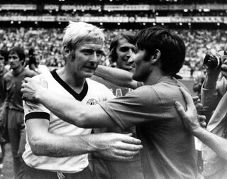 WM-Halbfinale 1970: Der deutsche Verteidiger Karlheinz Schnellinger (l) muss nach der 3:4-Biederlage gegen Italien von Gegner Tarcisio Burgnich (r) getröstet werden. WM-Halbfinale 1970: Der deutsche Verteidiger Karlheinz Schnellinger (l) muss nach der 3:4-Biederlage gegen Italien von Gegner Tarcisio Burgnich (r) getröstet werden.