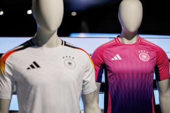 Die Farbwahl des Auswärtstrikots der deutschen Fußballnationalmannschaft hat für Aufregung gesorgt. Die Farbwahl des Auswärtstrikots der deutschen Fußballnationalmannschaft hat für Aufregung gesorgt.