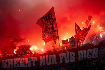 Fans des FC Bayern brannten Mitte Februar in Rom Pyrotechnik ab und warfen Gegenstände aufs Feld. Fans des FC Bayern brannten Mitte Februar in Rom Pyrotechnik ab und warfen Gegenstände aufs Feld.