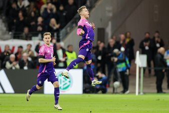 Maximilian Mittelstädt (r) feierte seinen Treffer zur neuen Torhymne. Maximilian Mittelstädt (r) feierte seinen Treffer zur neuen Torhymne.