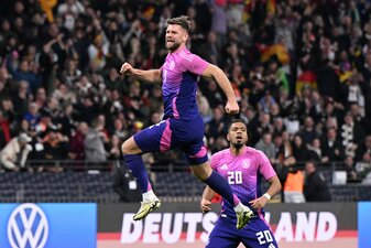 Niclas Füllkrug (l) jubelt über seinen späten 2:1-Siegtreffer. Niclas Füllkrug (l) jubelt über seinen späten 2:1-Siegtreffer.