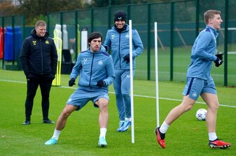 Sandro Tonali (2.v.l.) wurde erneut wegen Wettbetrugs angeklagt. Sandro Tonali (2.v.l.) wurde erneut wegen Wettbetrugs angeklagt.