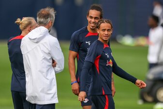 RB-Trainer Marco Rose verteidigte Xavi Simons gegen Kritik des Nationaltrainers. RB-Trainer Marco Rose verteidigte Xavi Simons gegen Kritik des Nationaltrainers.