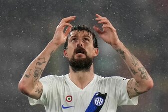 Wurde aus Mangel an Beweisen vom Sportrichter freigesprochen: Francesco Acerbi von Inter Mailand. Wurde aus Mangel an Beweisen vom Sportrichter freigesprochen: Francesco Acerbi von Inter Mailand.
