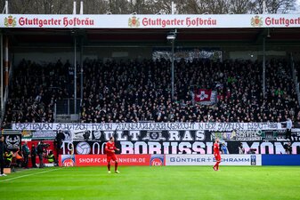 Fans aus Gladbach während des Spiels im Fanblock. Fans aus Gladbach während des Spiels im Fanblock.