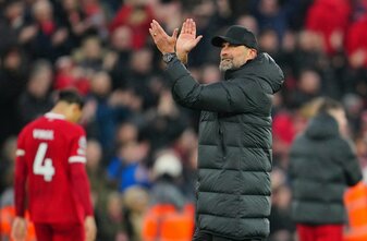 Fußball: Liverpools Trainer Jürgen Klopp applaudiert nach dem Spiel. Die Huldigungen der Fans blendet Klopp weitgehend aus. Fußball: Liverpools Trainer Jürgen Klopp applaudiert nach dem Spiel. Die Huldigungen der Fans blendet Klopp weitgehend aus.