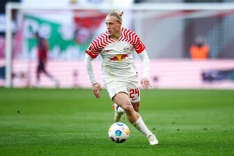 Schlager versucht, trotz der verstärkten Medienpräsenz und der hohen Gehälter im Fußball geerdet zu bleiben. Schlager versucht, trotz der verstärkten Medienpräsenz und der hohen Gehälter im Fußball geerdet zu bleiben.