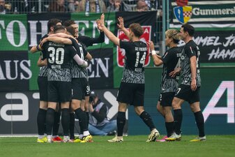 Führungstreffer: Freiburgs Spieler jubeln nach dem Tor von Michael Gregoritsch zum 1:0. Führungstreffer: Freiburgs Spieler jubeln nach dem Tor von Michael Gregoritsch zum 1:0.