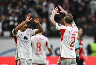 Die Unioner Kevin Vogt (r) und Danilho Doekhi klatschen sich nach dem Spiel in Frankfurt ab. Die Unioner Kevin Vogt (r) und Danilho Doekhi klatschen sich nach dem Spiel in Frankfurt ab.