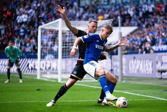 Schalkes Keke Topp (r) und Karlsruhes Marcel Franke kämpfen um den Ball. Schalkes Keke Topp (r) und Karlsruhes Marcel Franke kämpfen um den Ball.