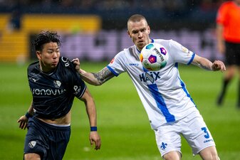 Darmstadts Thomas Isherwood (r) im Zweikampf mit dem Bochumer Takuma Asano. Darmstadts Thomas Isherwood (r) im Zweikampf mit dem Bochumer Takuma Asano.
