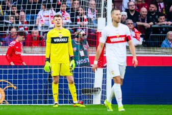 Stuttgarts Torwart Alexander Nübel (l) brachte Heidenheim mit seinem Patzer zurück ins Spiel. Stuttgarts Torwart Alexander Nübel (l) brachte Heidenheim mit seinem Patzer zurück ins Spiel.