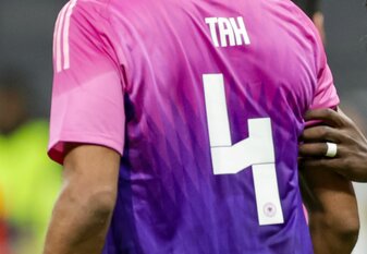 Deutschlands Jonathan Tah trägt das Adidas-Trikot mit der Rückennummer 4. Deutschlands Jonathan Tah trägt das Adidas-Trikot mit der Rückennummer 4.