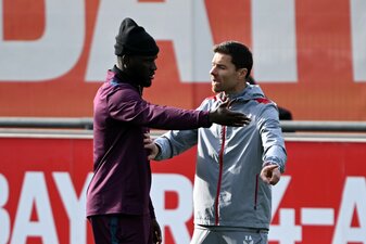 Leverkusens Trainer Xabi Alonso (r) kann wieder mit Stürmer Victor Boniface planen. Leverkusens Trainer Xabi Alonso (r) kann wieder mit Stürmer Victor Boniface planen.
