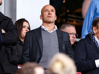 Insiderhandel? Ajax stellt Geschäftsführer Kroes frei Insiderhandel? Ajax stellt Geschäftsführer Kroes frei