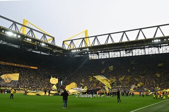 Der BVB spielt gegen den VfB Stuttgart in einem Sondertrikot zu Ehren des Stadions. Der BVB spielt gegen den VfB Stuttgart in einem Sondertrikot zu Ehren des Stadions.