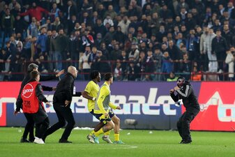 Ein Fan von Trabzonspor (r) geht nach dem 2:3 gegen Fenerbahce im März auf zwei Istanbuler Profis los. Ein Fan von Trabzonspor (r) geht nach dem 2:3 gegen Fenerbahce im März auf zwei Istanbuler Profis los.