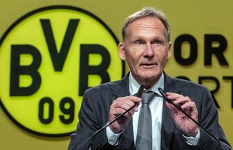 BVB-Boss Hans-Joachim Watzke drückt dem FC Schalke 04 die Daumen. BVB-Boss Hans-Joachim Watzke drückt dem FC Schalke 04 die Daumen.
