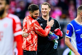 Fußball: Münchens Torwart Manuel Neuer (r) klatscht nach dem Spiel mit Münchens Torwart Sven Ulreich (l) ab. Ulreich spielt gegen Heidenheim, Neuer arbeitet an Comeback. Fußball: Münchens Torwart Manuel Neuer (r) klatscht nach dem Spiel mit Münchens Torwart Sven Ulreich (l) ab. Ulreich spielt gegen Heidenheim, Neuer arbeitet an Comeback.