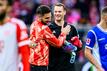 Fußball: Münchens Torwart Manuel Neuer (r) klatscht nach dem Spiel mit Münchens Torwart Sven Ulreich (l) ab. Ulreich spielt gegen Heidenheim, Neuer arbeitet an Comeback.