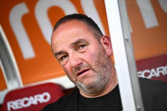 Frank Schmidt hat sich beim turbulenten Heidenheim-Sieg gegen den FC Bayern München verletzt. Frank Schmidt hat sich beim turbulenten Heidenheim-Sieg gegen den FC Bayern München verletzt.