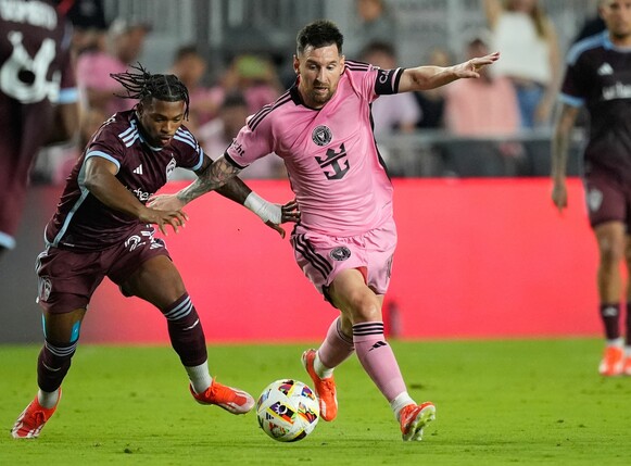 Fußball: Lionel Messi, Stürmer von Inter Miami, rechts, kämpft mit Kimani Stewart-Baynes, Stürmer der Colorado Rapids, links.