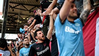 Die Spieler von Bayer Leverkusen lassen sich von den Fans feiern. Die Spieler von Bayer Leverkusen lassen sich von den Fans feiern.