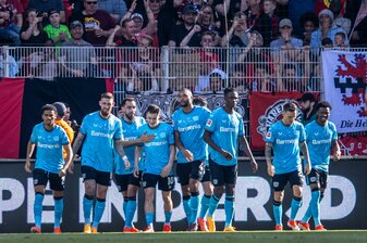 Bayer Leverkusen steht kurz vor der Bundesliga-Meisterschaft. Bayer Leverkusen steht kurz vor der Bundesliga-Meisterschaft.