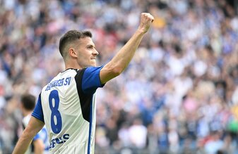 Viel Grund zum Jubeln, wenig Grund zu bleiben? Lászlo Bénes sieht seine Zukunft beim Hamburger SV nur im Falle eines Aufstiegs. (Photo by Stuart Franklin/Getty Images) Viel Grund zum Jubeln, wenig Grund zu bleiben? Lászlo Bénes sieht seine Zukunft beim Hamburger SV nur im Falle eines Aufstiegs. (Photo by Stuart Franklin/Getty Images)