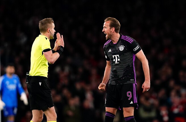 Mit den Schiedsrichterentscheidungen waren die Bayern um Harry Kane (r) nicht zufrieden.