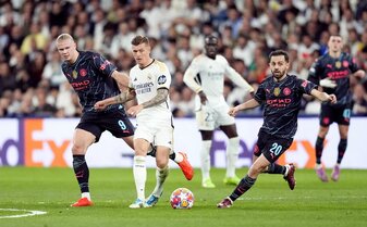 Toni Kroos (M) und Real Madrid trennten sich von Manchester City mit 3:3. Toni Kroos (M) und Real Madrid trennten sich von Manchester City mit 3:3.