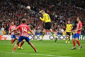 Champions League: Dortmunds Julian Brandt (M) köpft den Ball gegen Atlético Madrid an die Latte. Champions League: Dortmunds Julian Brandt (M) köpft den Ball gegen Atlético Madrid an die Latte.