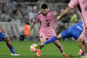 Inter Miamis Lionel Messi Miami wird von Monterreys Sergio Canales gefoult. Inter Miamis Lionel Messi Miami wird von Monterreys Sergio Canales gefoult.