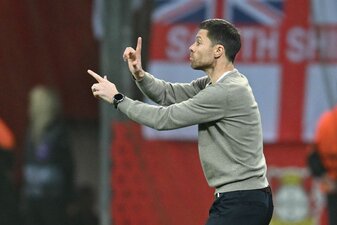 Leverkusens Trainer Xabi Alonso kann am Wochenende mit seinem Team vorzeitig deutscher Meister werden. Leverkusens Trainer Xabi Alonso kann am Wochenende mit seinem Team vorzeitig deutscher Meister werden.