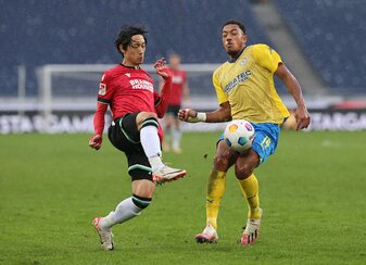 HANOVER, GERMANY - NOVEMBER 05: Sei Muroya of Hannover 96 is challenged by Anton Donkor of Eintracht Braunschweig during the Second Bundesliga match between Hannover 96 and Eintracht Braunschweig at H HANOVER, GERMANY - NOVEMBER 05: Sei Muroya of Hannover 96 is challenged by Anton Donkor of Eintracht Braunschweig during the Second Bundesliga match between Hannover 96 and Eintracht Braunschweig at H