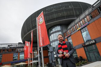 Uwe Richrath, Oberbürgermeister von Leverkusen, steht mit einem Fanschal vor dem Rathaus. Uwe Richrath, Oberbürgermeister von Leverkusen, steht mit einem Fanschal vor dem Rathaus.