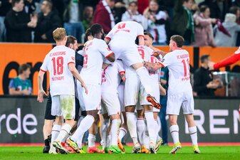 Augsburgs Sven Michel (verdeckt) jubelt nach seinem Tor zum 2:0 mit der Mannschaft. Augsburgs Sven Michel (verdeckt) jubelt nach seinem Tor zum 2:0 mit der Mannschaft.