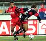 Die damaligen Spieler vom FC Bayern Mehmet Scholl (r) und Emerson da Rosa von Bayer 04 Leverkusen kämpfen in der DFB-Pokal Viertelfinalbegegnug um den Ball.