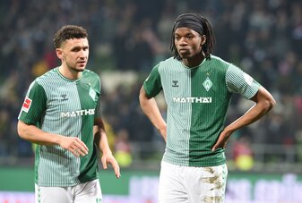 Werder Bremens Skelly Alvero (r) hat sich an der Schulter verletzt. Werder Bremens Skelly Alvero (r) hat sich an der Schulter verletzt.