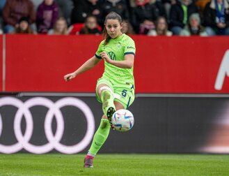 Lena Oberdorf brachte den VfL Wolfsburg in Freiburg in Führung. Lena Oberdorf brachte den VfL Wolfsburg in Freiburg in Führung.