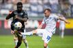 Paderborns Sirlord Conteh (l) und Karlsruhes Daniel Brosinski kämpfen um den Ball.