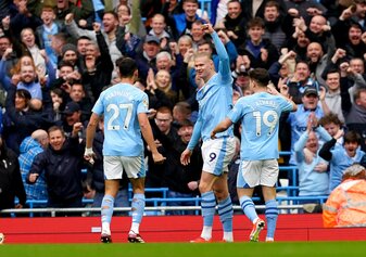 Manchester City übernimmt zumindest für einen Tag an die Tabellenspitze. Manchester City übernimmt zumindest für einen Tag an die Tabellenspitze.