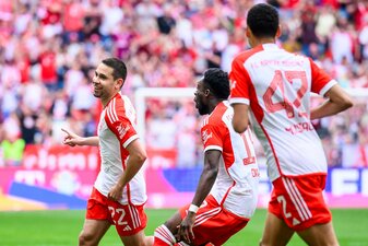 Raphaël Guerreiro (l) brachte die Bayern mit einem wunderschönen Distanzschuss in Führung. Raphaël Guerreiro (l) brachte die Bayern mit einem wunderschönen Distanzschuss in Führung.