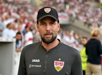 Trainer Sebastian Hoeneß hat Serhou Guirassy als Vereins-Rekordtorschützen des VfB Stuttgart gewürdigt. Trainer Sebastian Hoeneß hat Serhou Guirassy als Vereins-Rekordtorschützen des VfB Stuttgart gewürdigt.