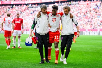 Bayern Münchens Kingsley Coman musste verletzt ausgewechselt werden. Bayern Münchens Kingsley Coman musste verletzt ausgewechselt werden.