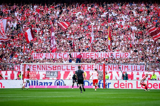 Die Bayern halten ein Transparent mit der Aufschrift «Wir entschuldigen und für die Tennisbälle in Heidenheim, Uli!» in die Luft.
