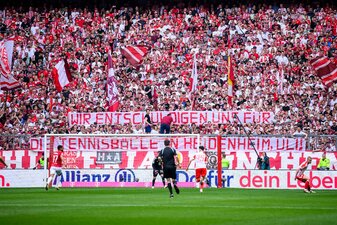 Die Bayern halten ein Transparent mit der Aufschrift «Wir entschuldigen und für die Tennisbälle in Heidenheim, Uli!» in die Luft. Die Bayern halten ein Transparent mit der Aufschrift «Wir entschuldigen und für die Tennisbälle in Heidenheim, Uli!» in die Luft.